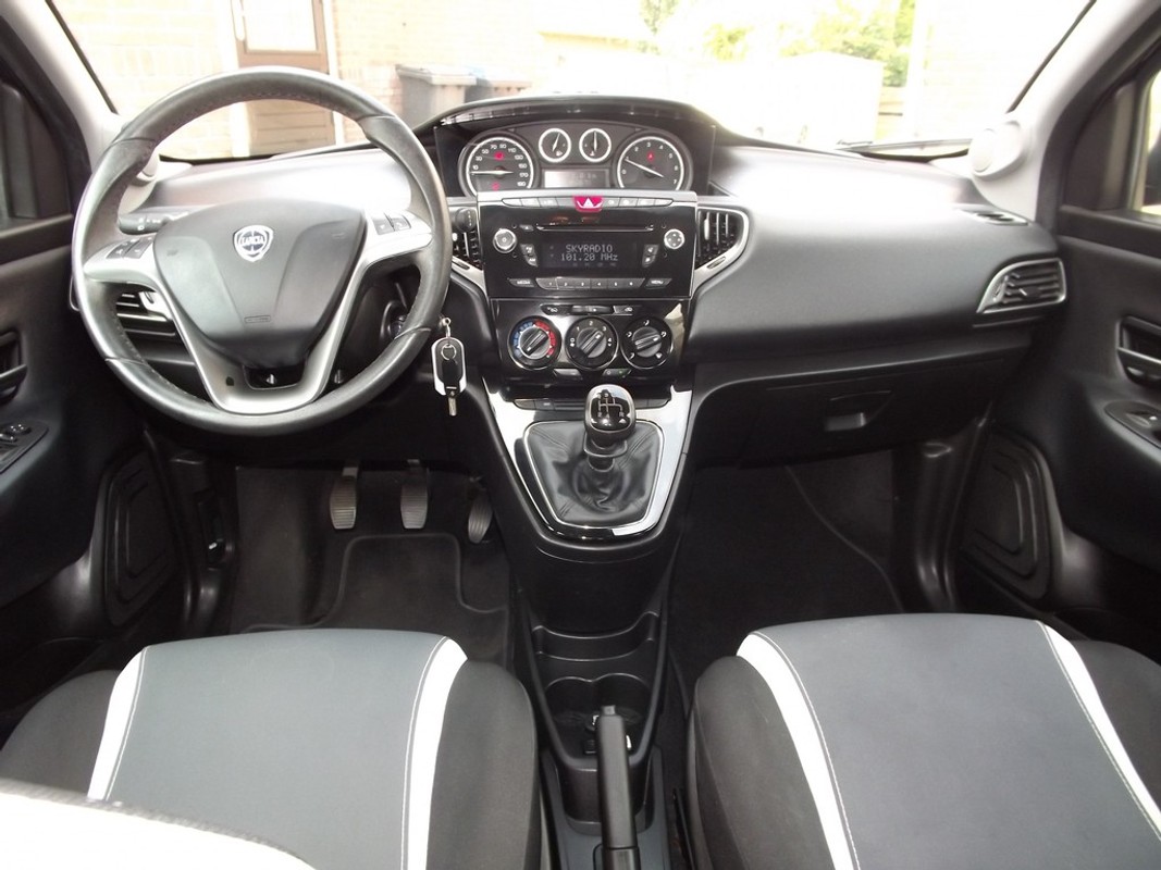 Lancia Ypsilon