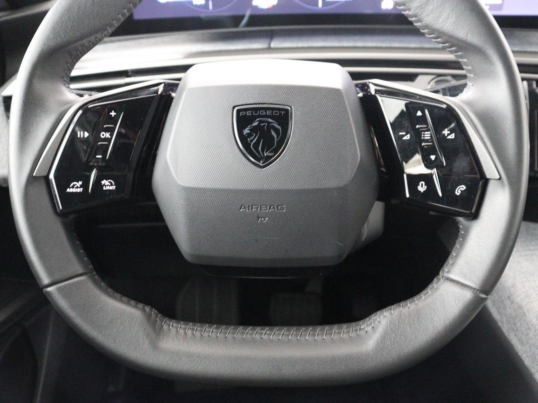 Peugeot e-3008