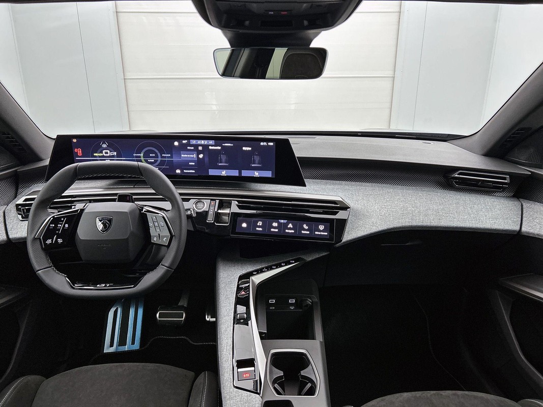 Peugeot e-5008