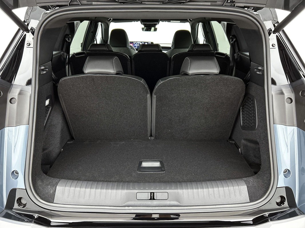 Peugeot e-5008