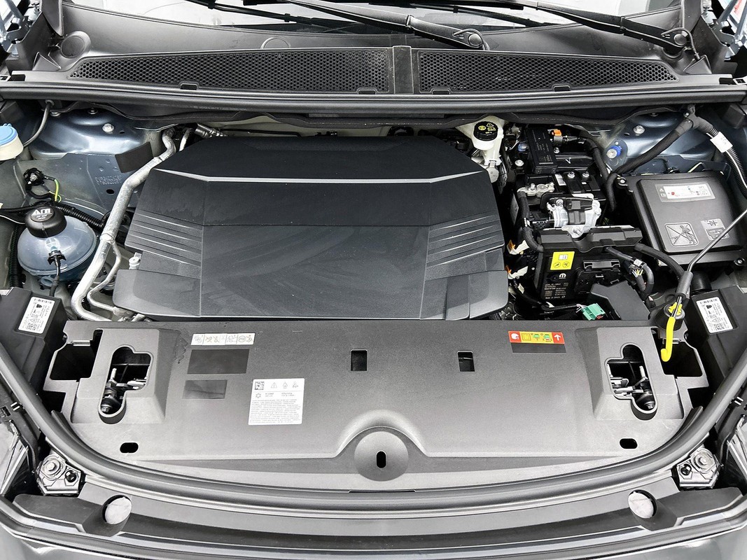 Peugeot e-5008