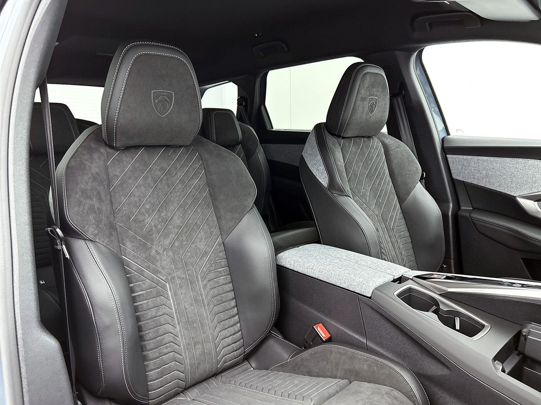 Peugeot e-5008