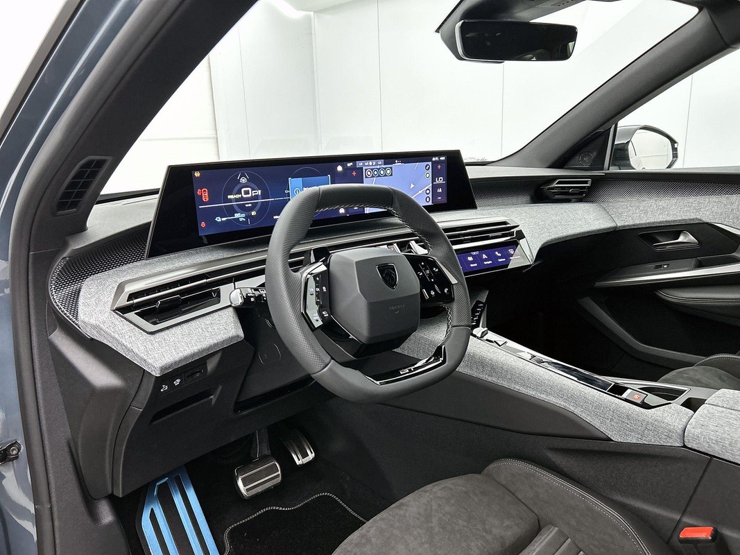 Peugeot e-5008