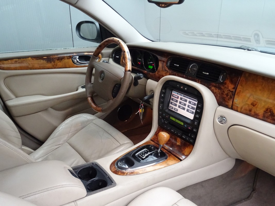 Jaguar XJ