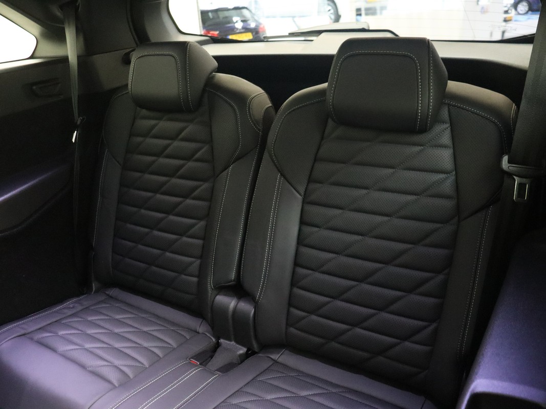 Peugeot e-5008