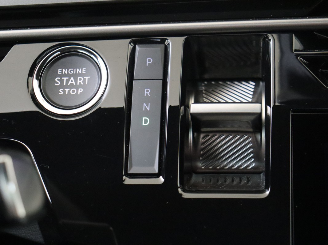 Peugeot e-5008