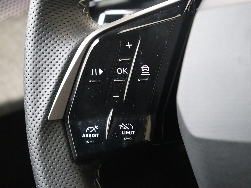 Peugeot e-5008