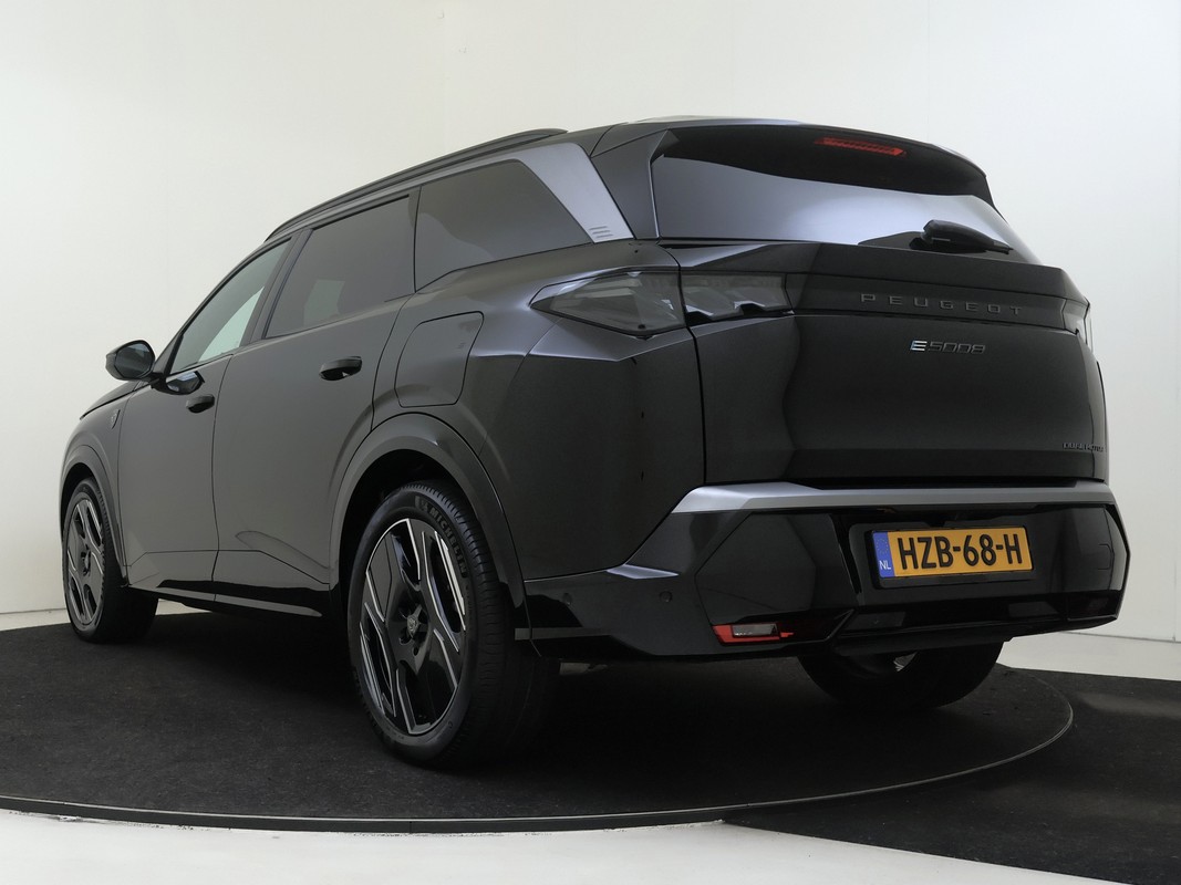 Peugeot e-5008