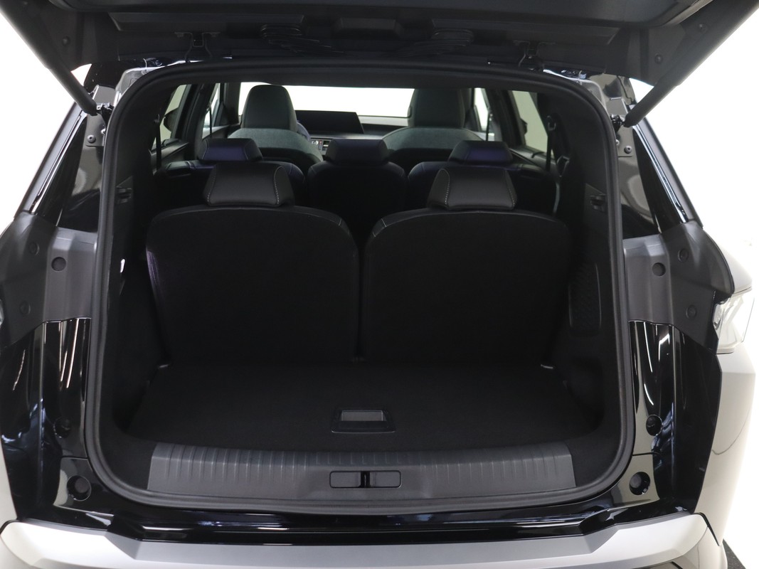 Peugeot e-5008