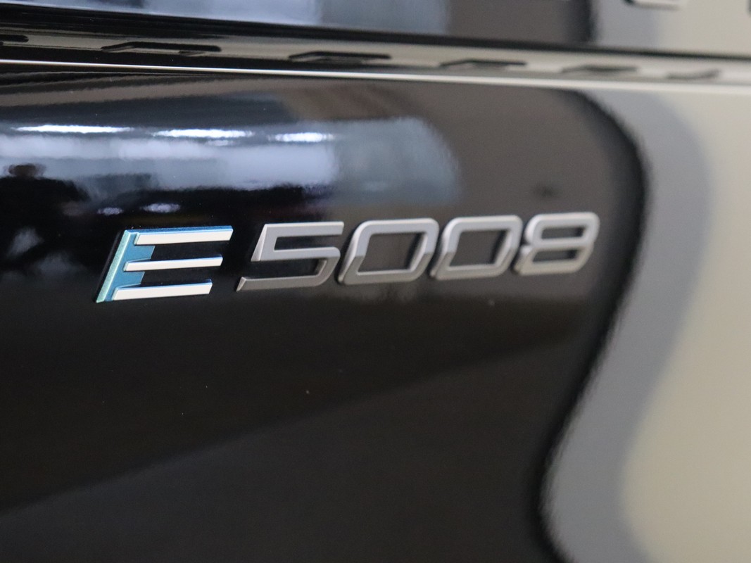 Peugeot e-5008