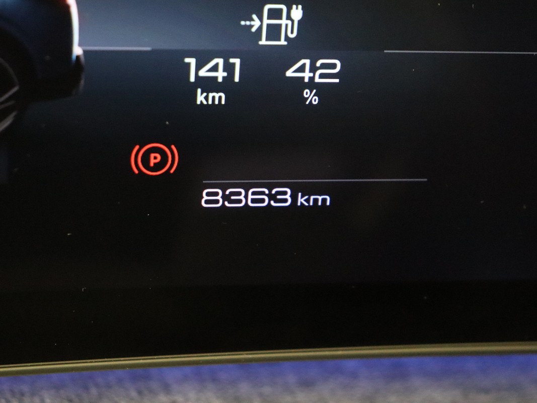 Peugeot e-5008