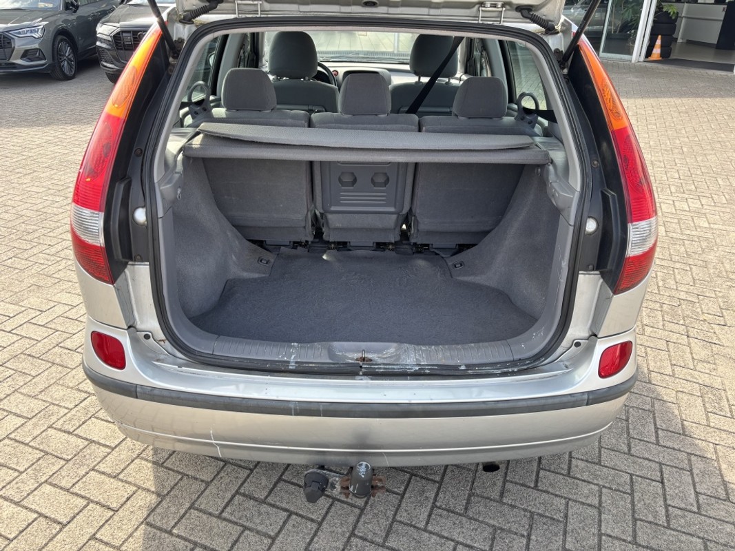 Nissan Almera Tino