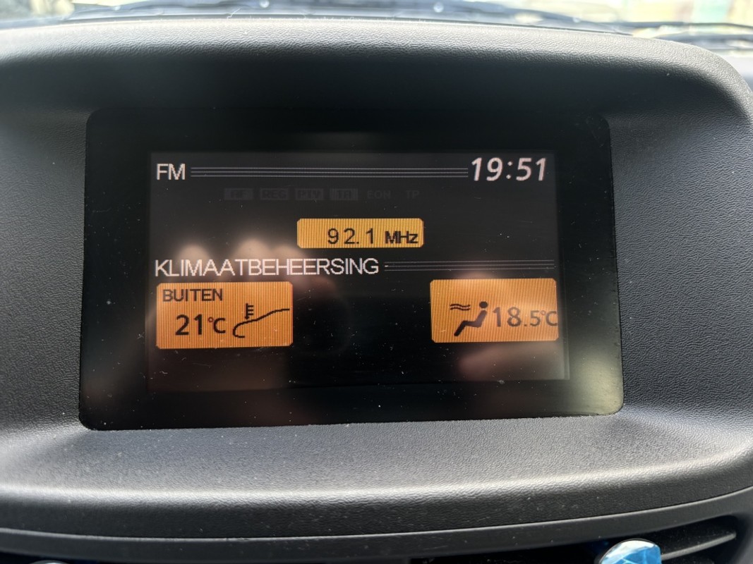Nissan Almera Tino