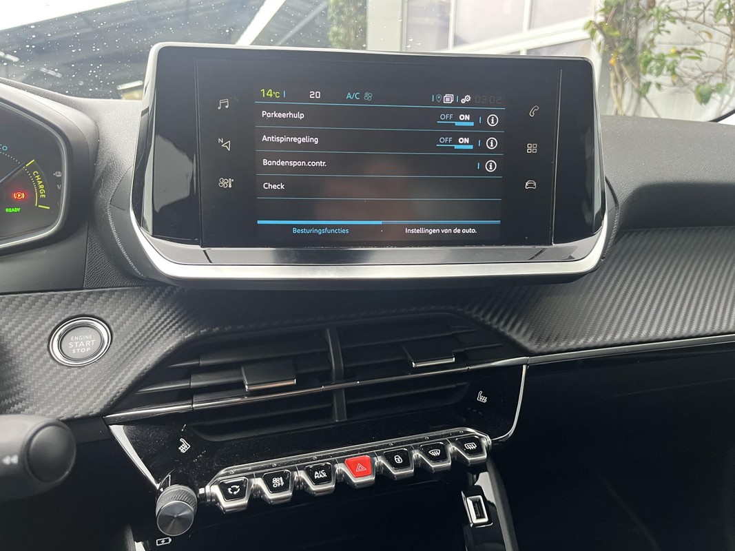 Peugeot e-208
