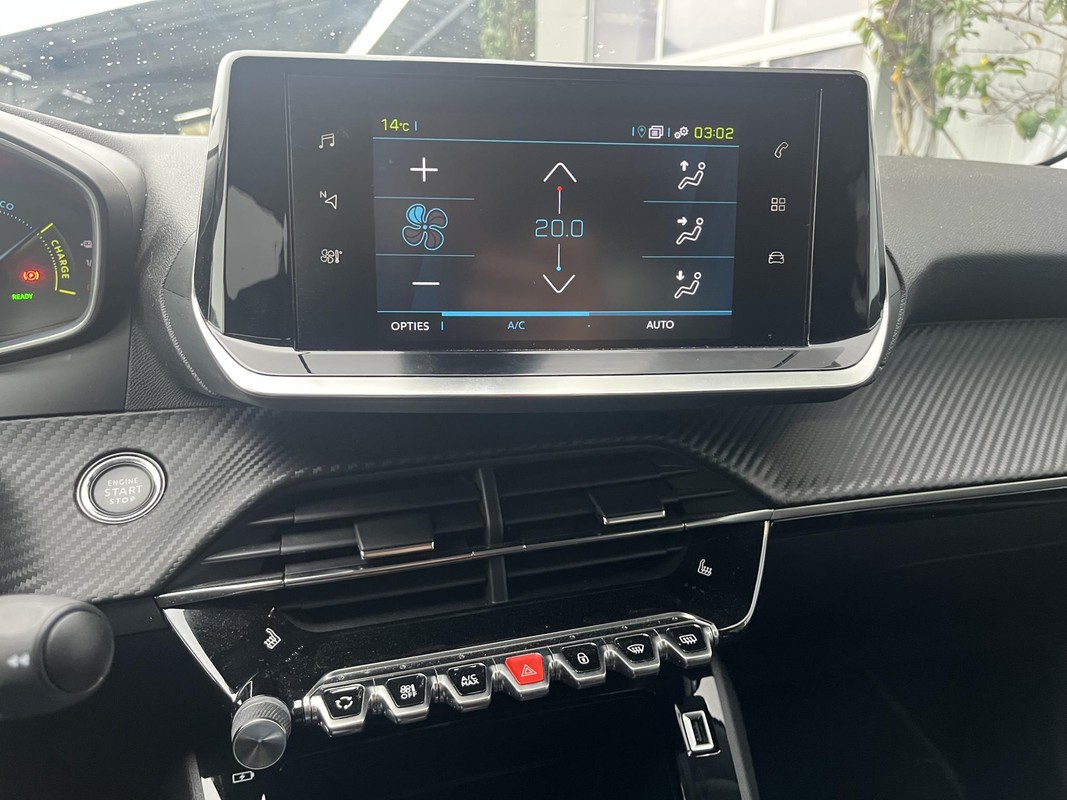 Peugeot e-208