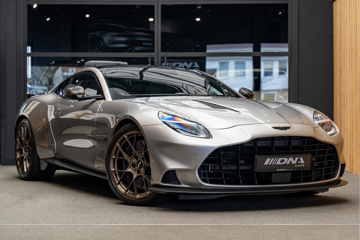 Aston Martin V12 Vanquish