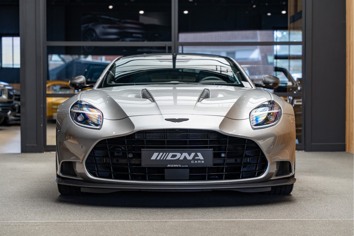 Aston Martin V12 Vanquish
