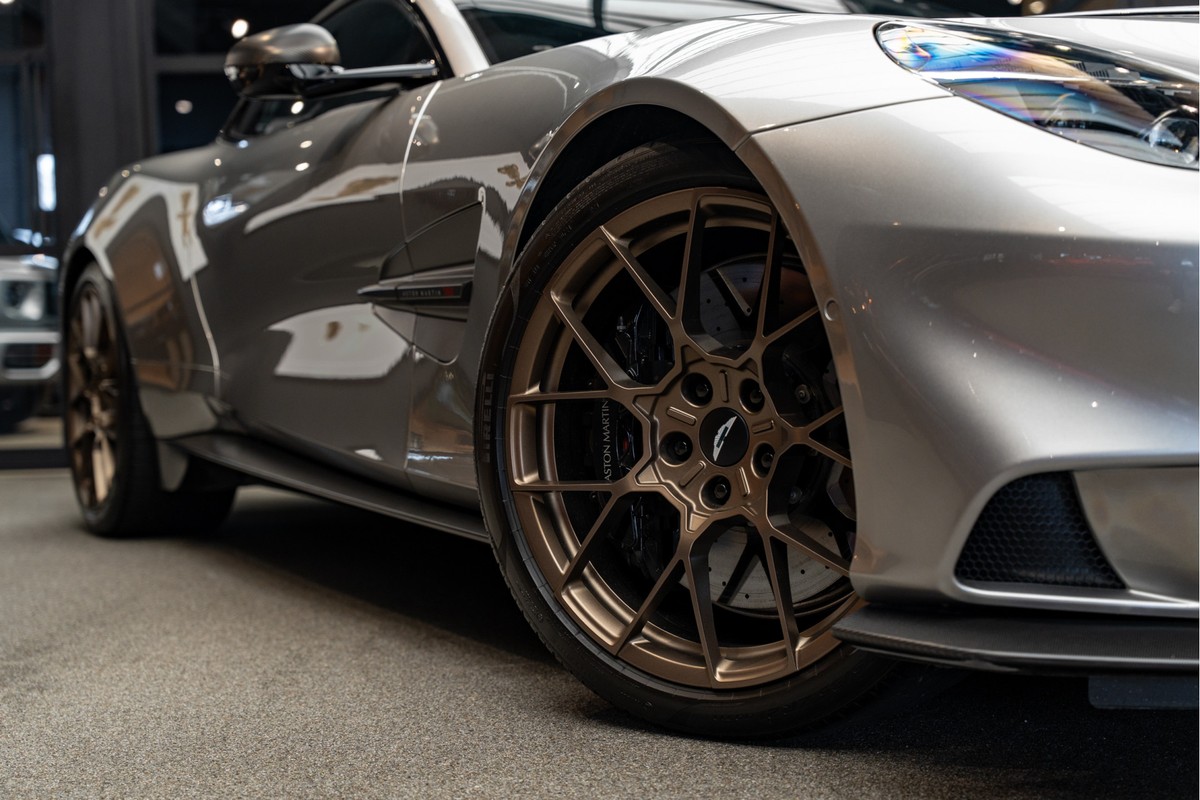 Aston Martin V12 Vanquish