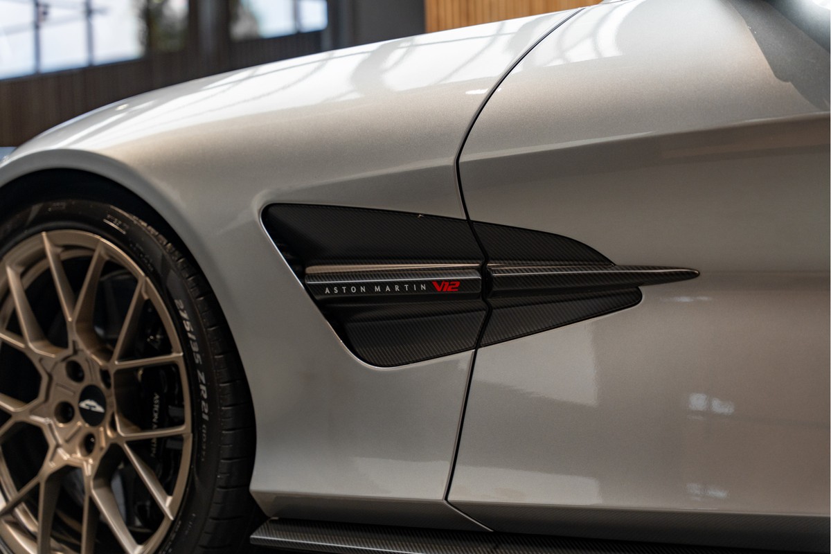 Aston Martin V12 Vanquish