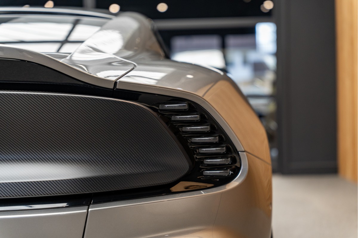 Aston Martin V12 Vanquish