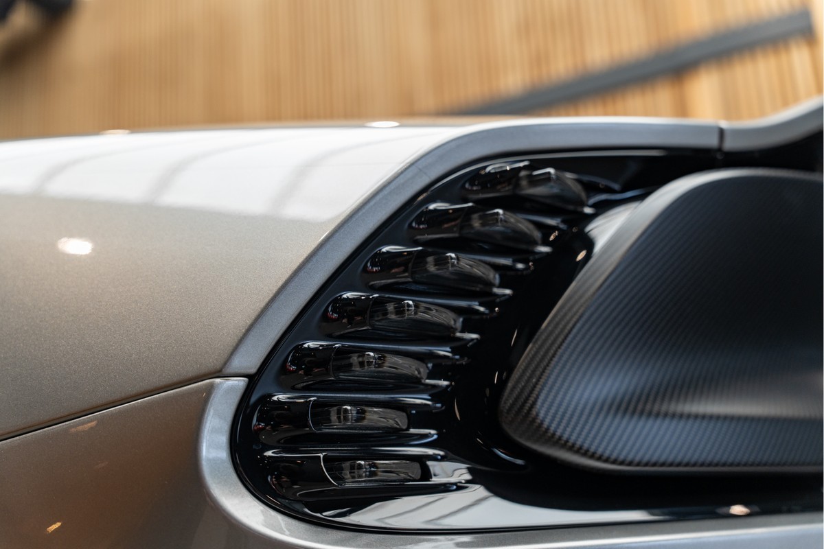 Aston Martin V12 Vanquish