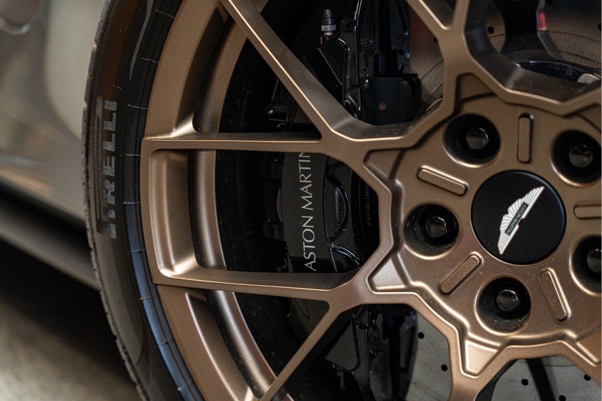 Aston Martin V12 Vanquish