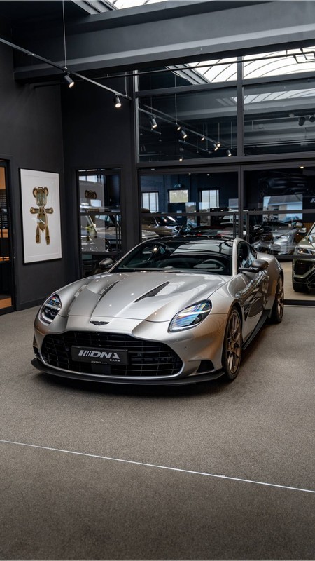 Aston Martin V12 Vanquish