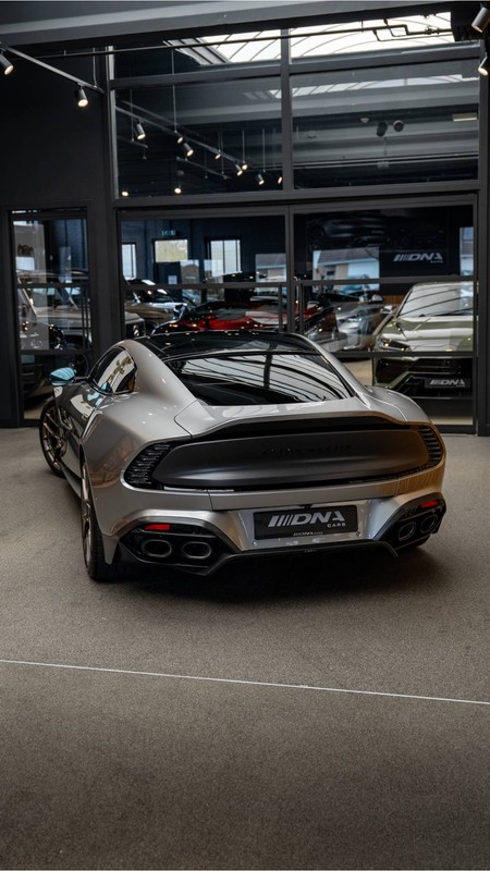 Aston Martin V12 Vanquish