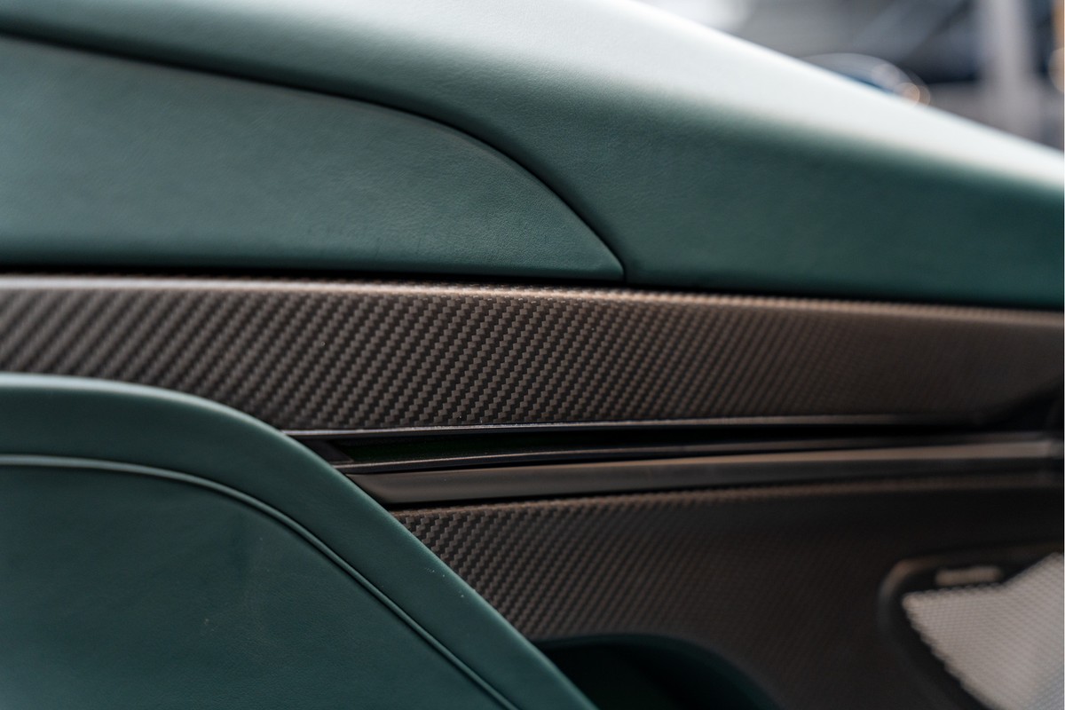 Aston Martin V12 Vanquish