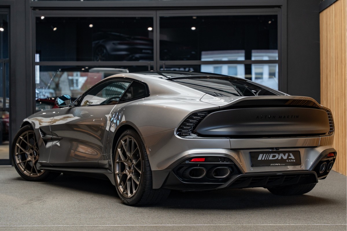 Aston Martin V12 Vanquish