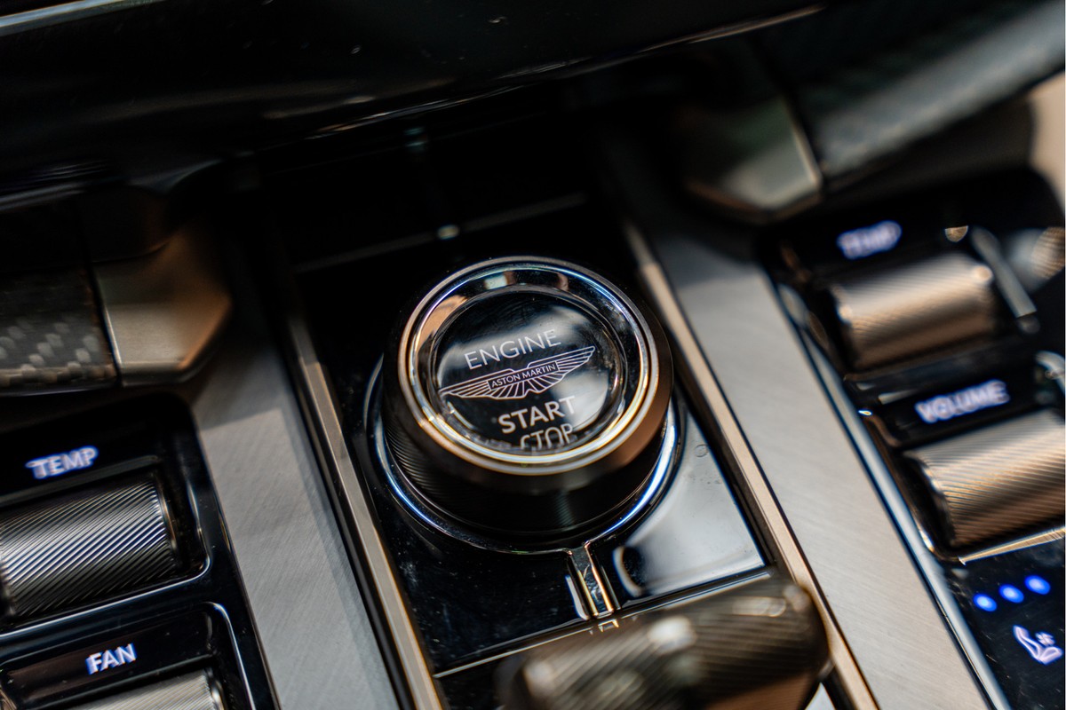 Aston Martin V12 Vanquish
