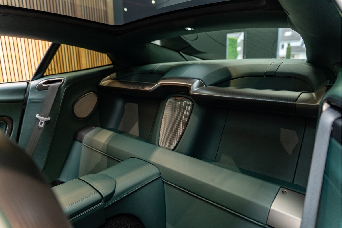 Aston Martin V12 Vanquish