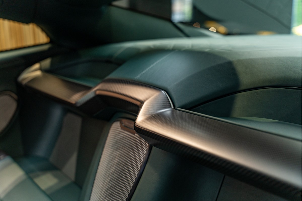 Aston Martin V12 Vanquish