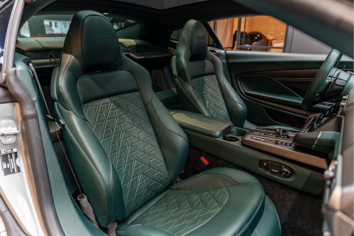 Aston Martin V12 Vanquish