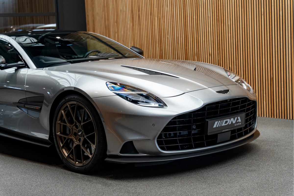 Aston Martin V12 Vanquish