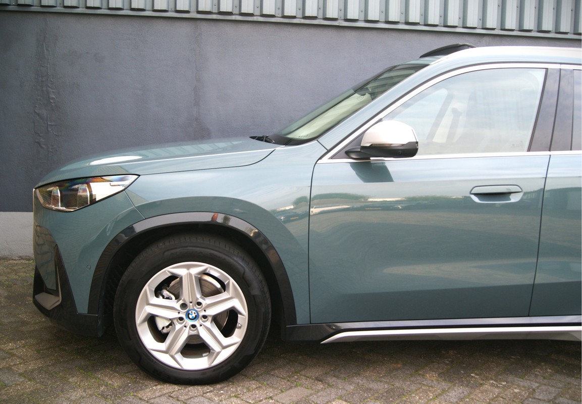 BMW iX1