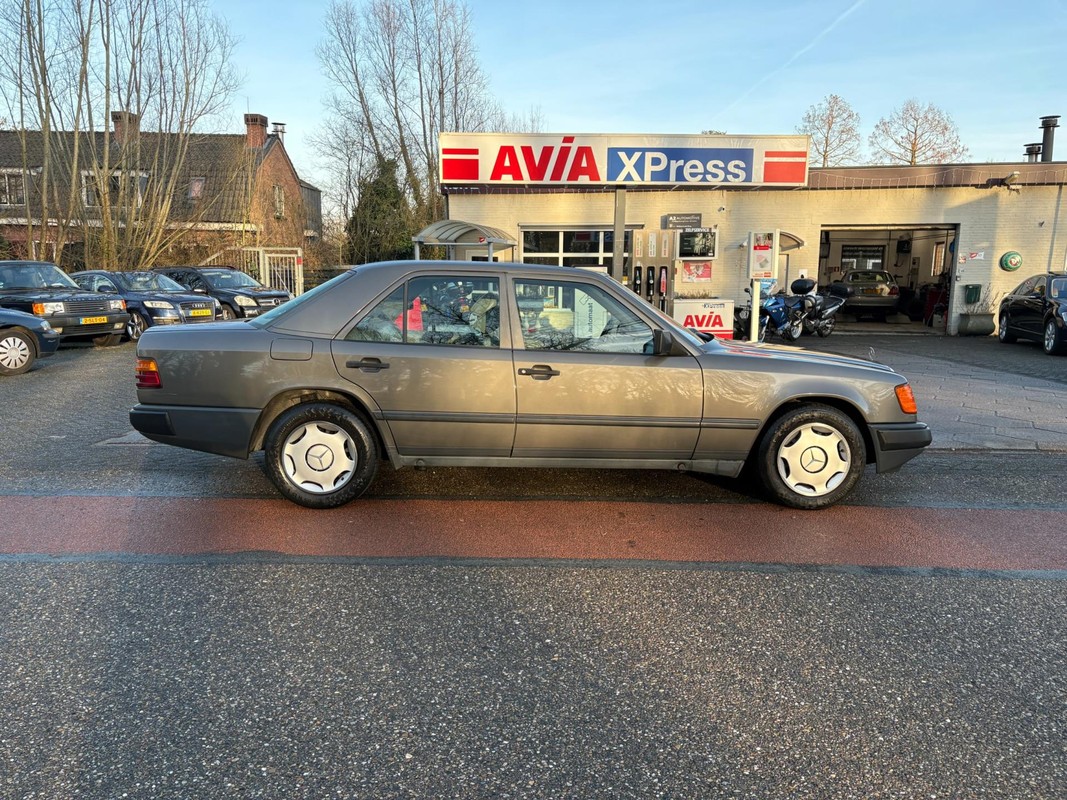 Mercedes-Benz 300