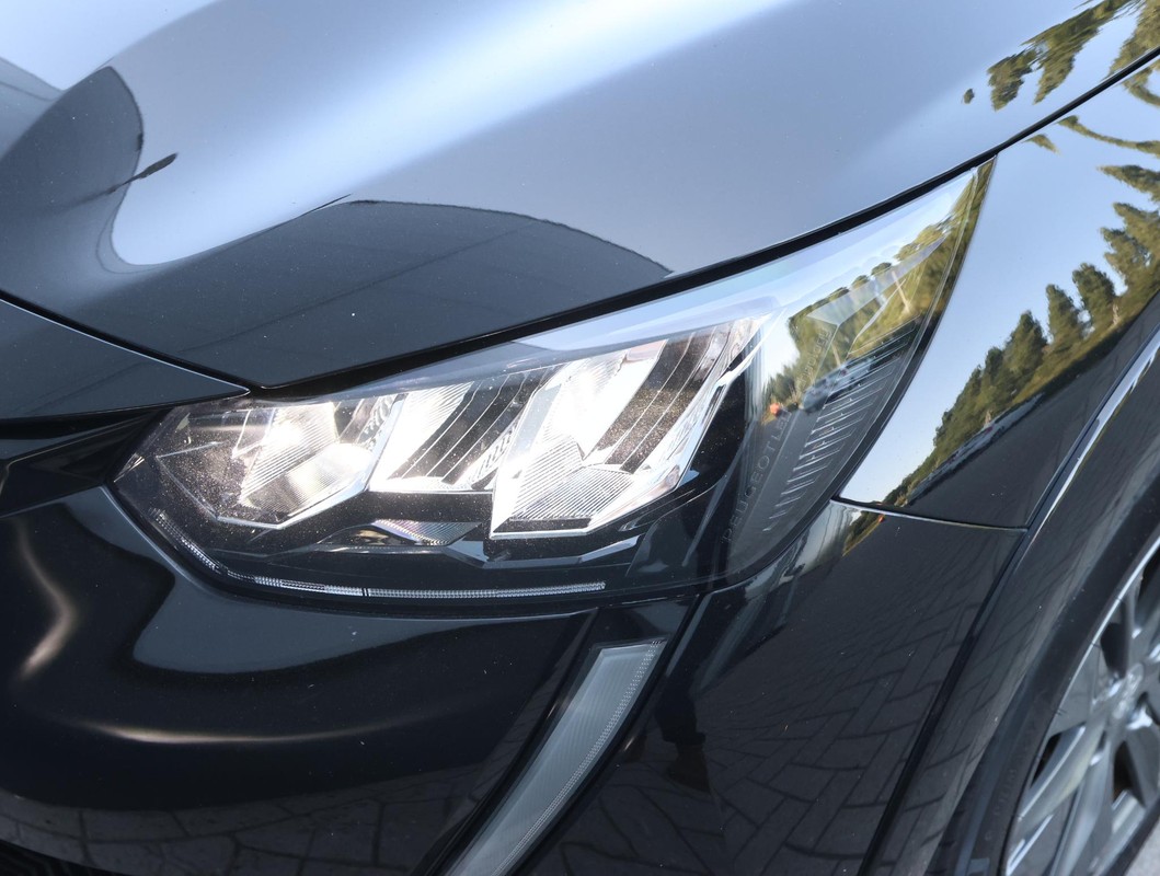 Peugeot e-208