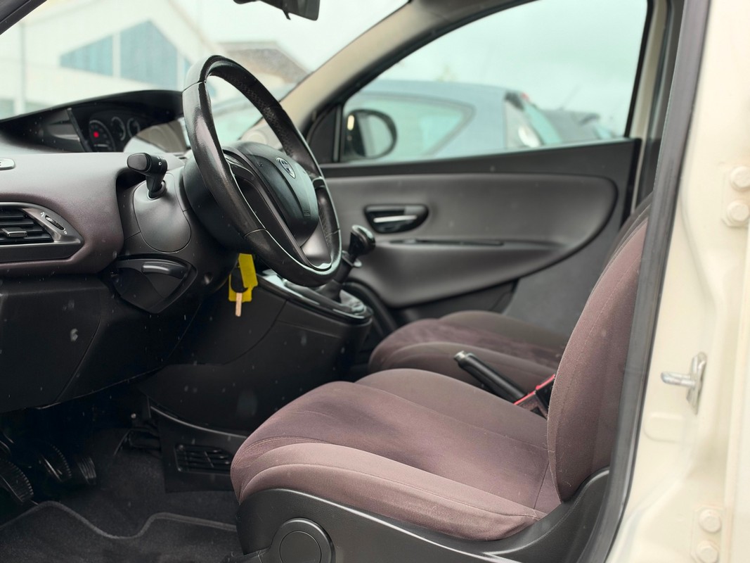 Lancia Ypsilon