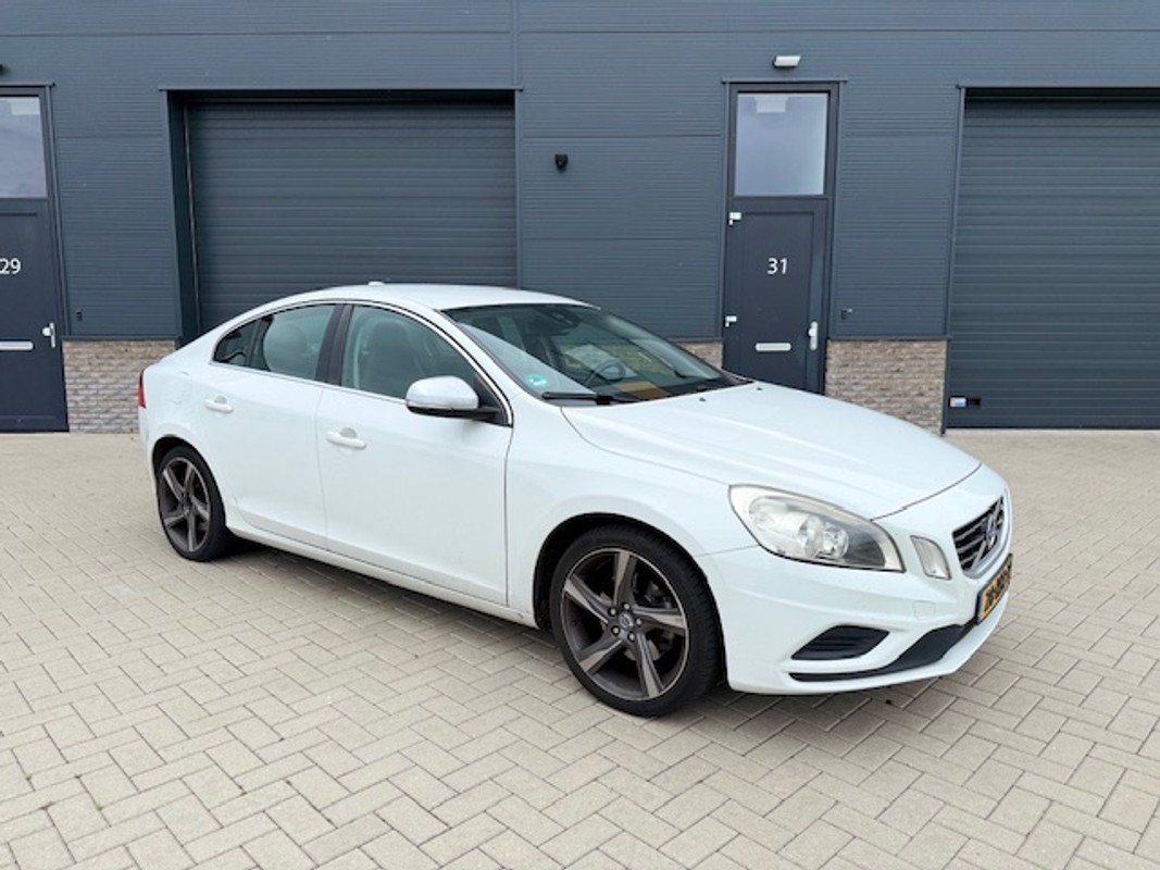 Volvo-S60-1.6 T3 R-Design | Lease One en Lenen op Maat maken het mogelijk!