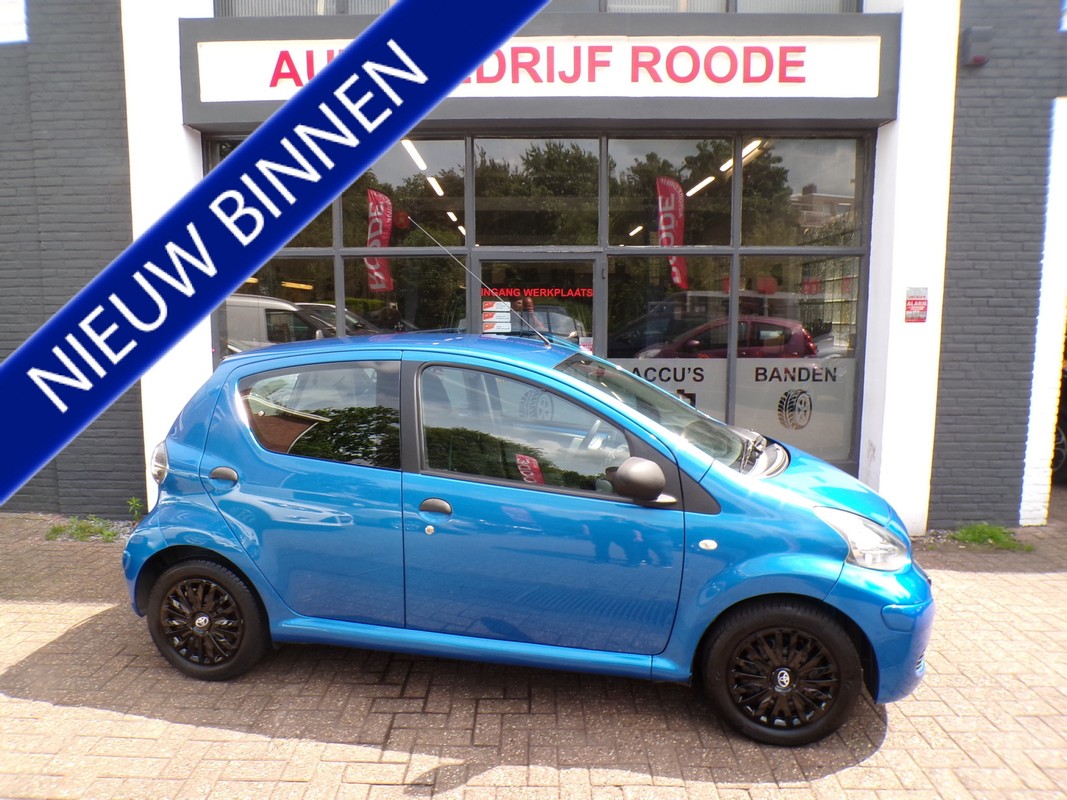 Toyota-Aygo-1.0-12V 5-Drs Black & Bleu | Lease One en Lenen op Maat maken het mogelijk!