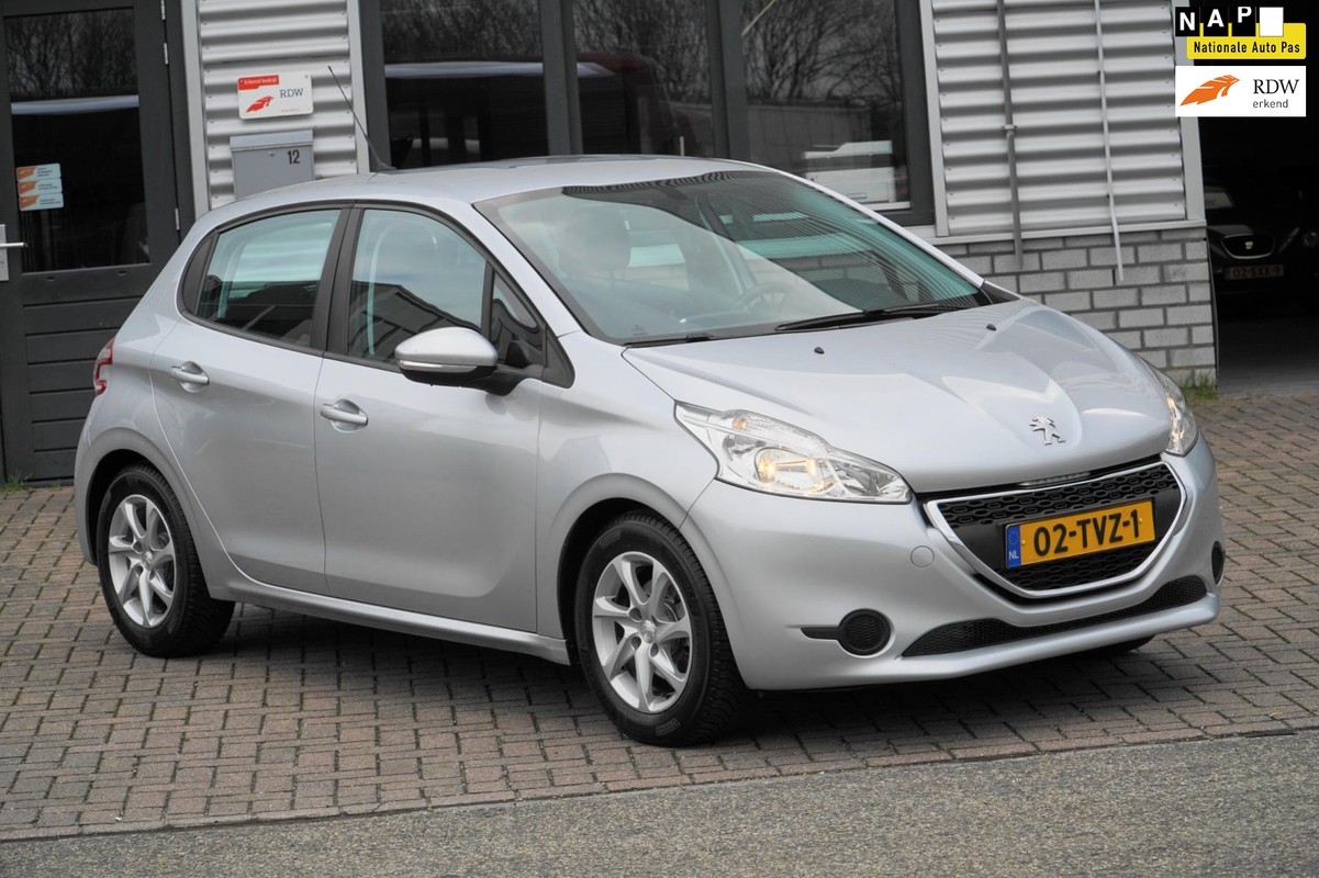 Peugeot-208-1.4 VTi Active NAVI TREKHAAK | Lease One en Lenen op Maat maken het mogelijk!