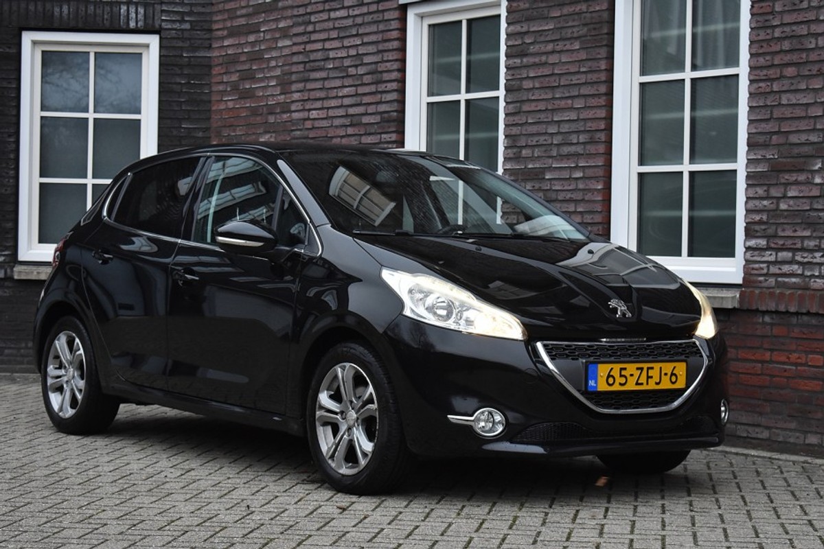 Peugeot-208-1.2 VTi Allure - Trekhaak - Navi - Clima Wij zijn op afspraak geopend! Graag bellen voor uw komst. | Lease One en Lenen op Maat maken het mogelijk!