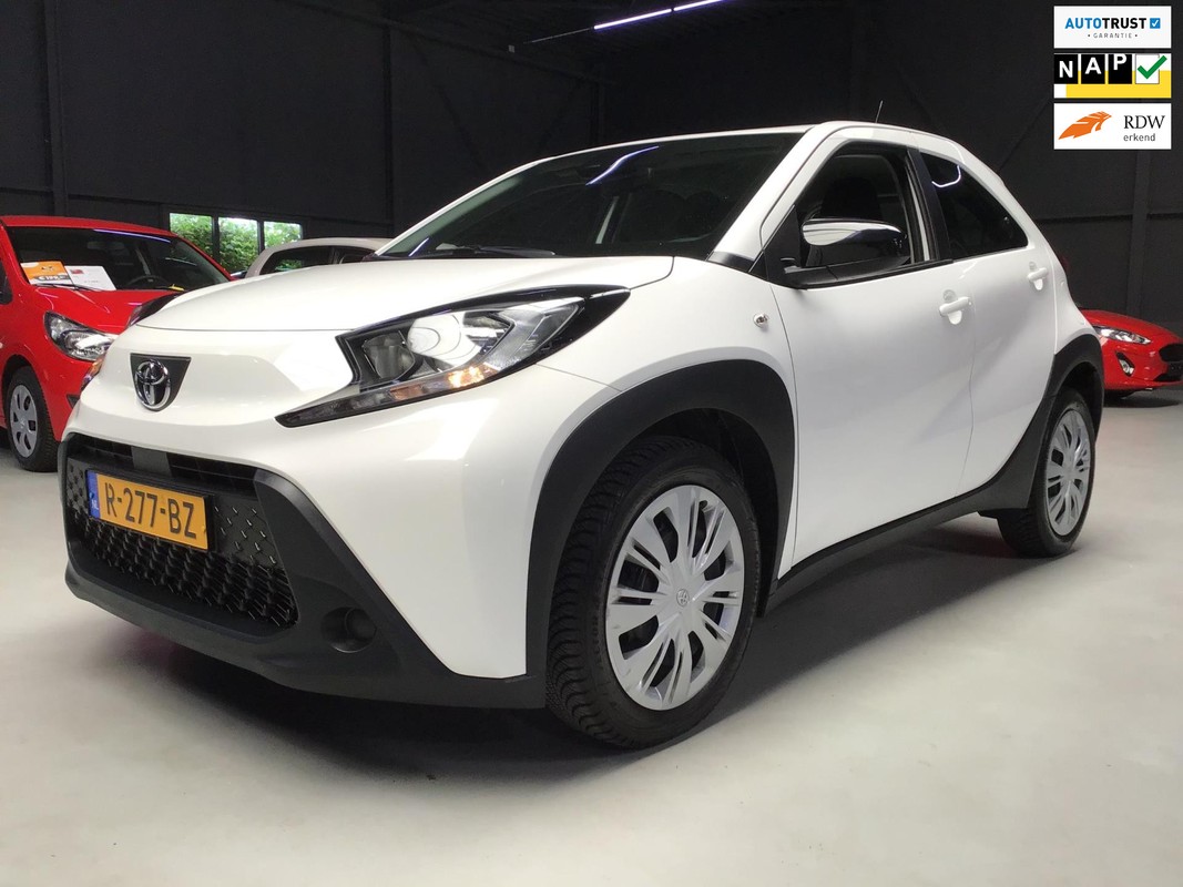 Toyota-Aygo-X 1.0 VVT-i MT Play I 1e Eigen I Navi I Carplay I Camera I Airco I Cruise I Lane assis. I Dealer Onderh I BT I Isofix. | Lease One en Lenen op Maat maken het mogelijk!