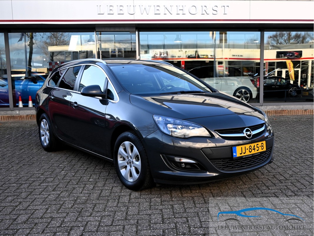 Opel-Astra-Sports Tourer 1.4 Turbo Blitz, navi, airco, cruise, PDC, trekhaak, NL-auto | Lease One en Lenen op Maat maken het mogelijk!