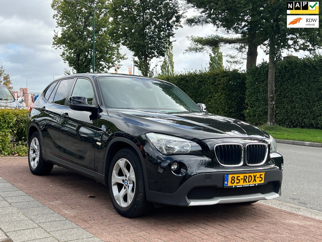 BMW-X1-SDrive18i Executive **YOUNGTIMER / Black | Lease One en Lenen op Maat maken het mogelijk!