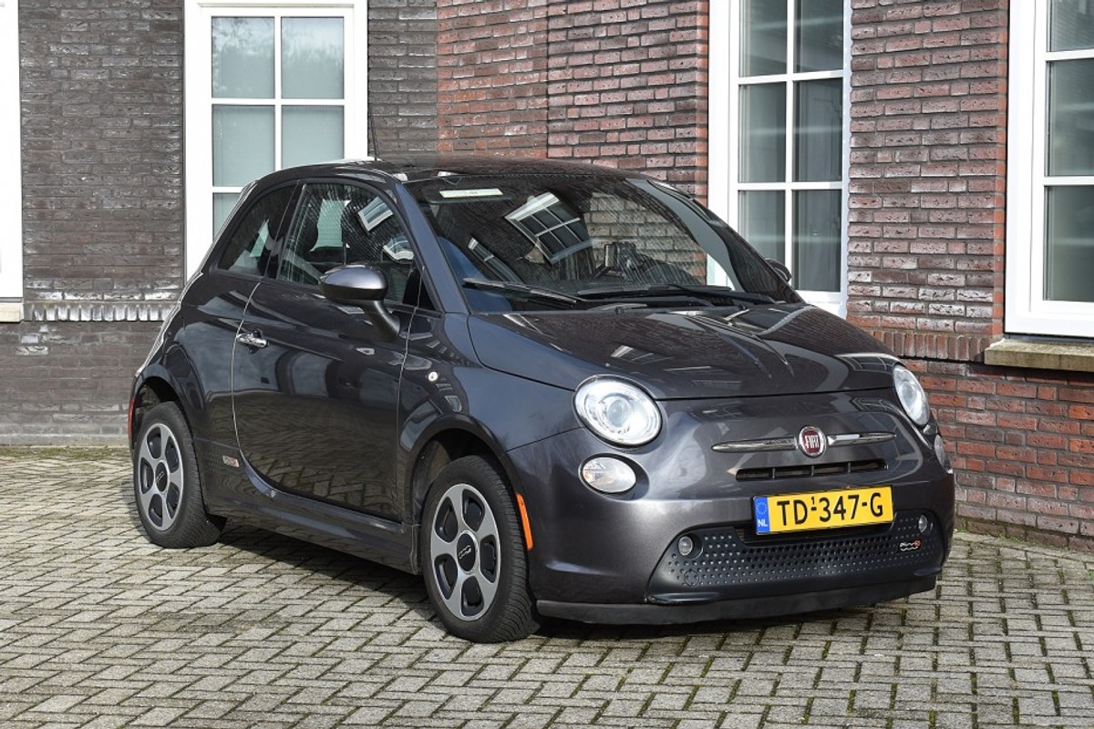 Fiat-500e-24kwh/open dak/leer/verw stoelen Wij zijn op afspraak geopend! Graag bellen voor uw komst. | Lease One en Lenen op Maat maken het mogelijk!