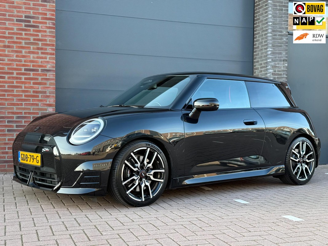 MINI-Cooper-E JCW M 40.7 kWh | Panoramadak | HUD | CarPlay en Android Auto | Lease One en Lenen op Maat maken het mogelijk!