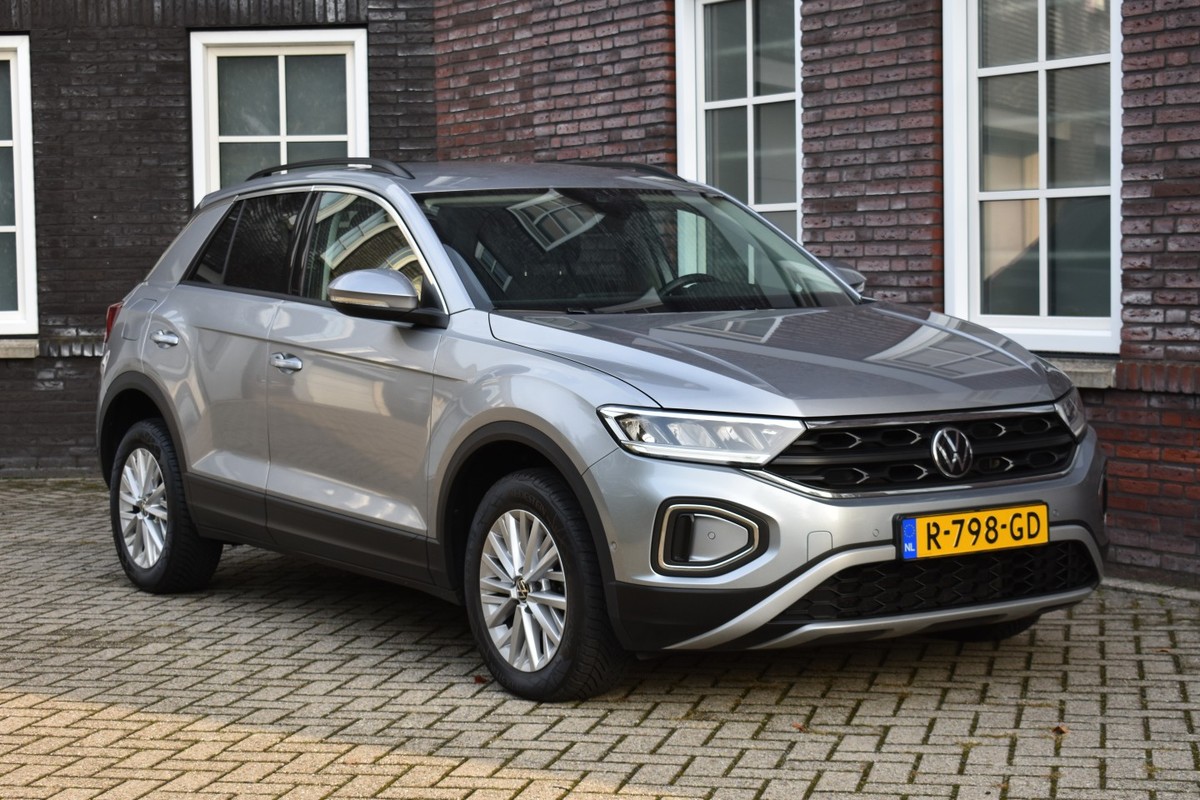 Volkswagen-T-Roc-1.5 TSI Life Business DSG /Cruise control/Climate Control/Verwarmde stoelen, LMV/Dealer onderhouden Wij zijn op afspraak geopend! Graag bellen voor uw komst. | Lease One en Lenen op Maat maken het mogelijk!
