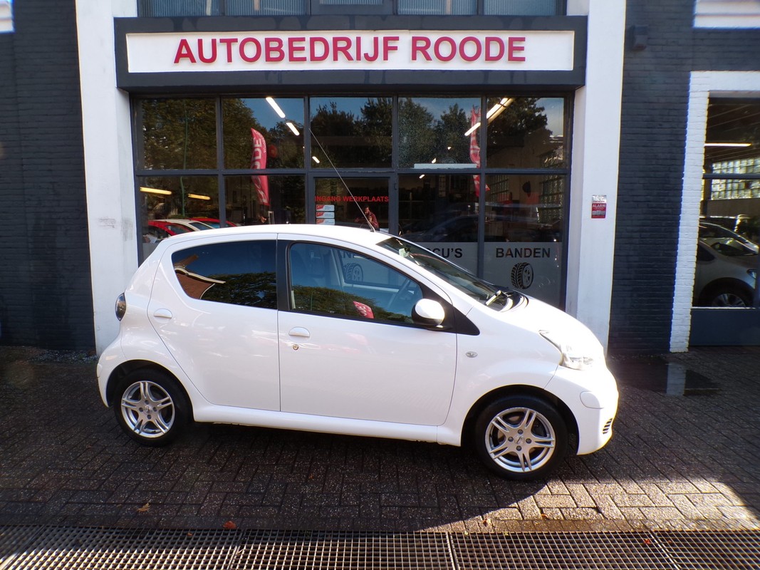 Toyota-Aygo-1.0 12V Automaat 5-Drs | Lease One en Lenen op Maat maken het mogelijk! Toyota-Aygo-1.0 12V Automaat 5-Drs | Lease One en Lenen op Maat maken het mogelijk!